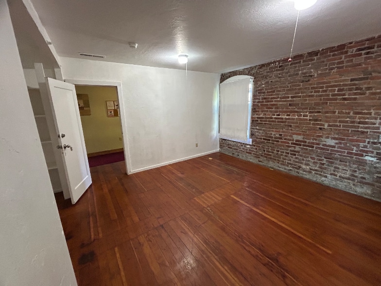 Building Photo - 834 Bay St