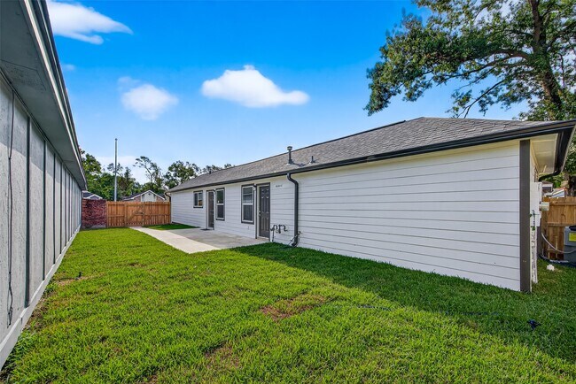 Building Photo - 13822 Northlake Dr
