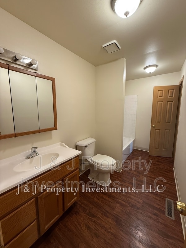 Building Photo - 408 E Clarendon Dr