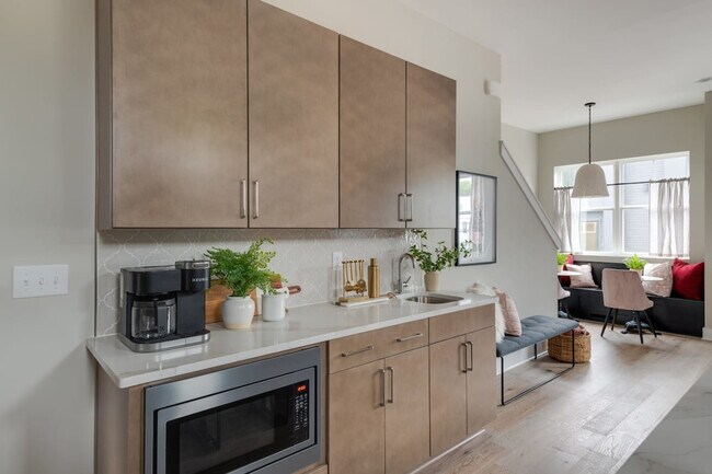 Building Photo - 1405 Napoleon St