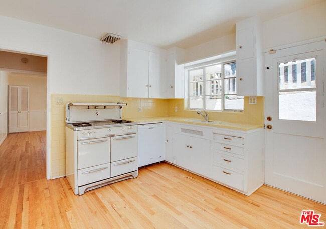 Building Photo - 10309 Chrysanthemum Ln