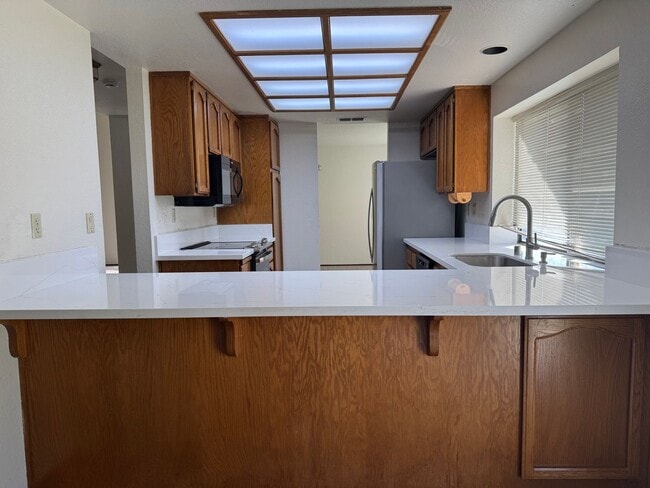 Building Photo - Roseville home with large backyard