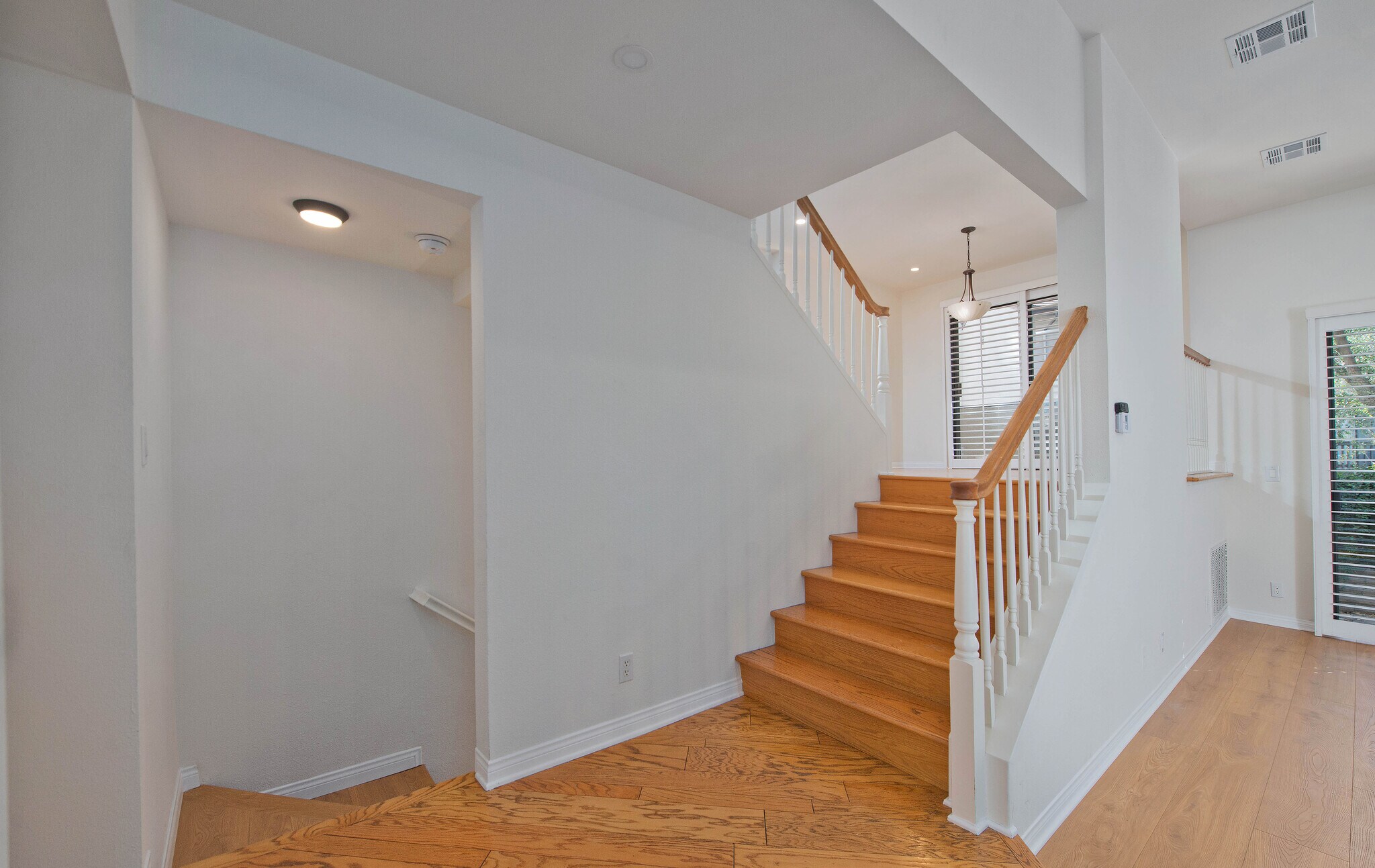 Building Photo - 5757 Owensmouth Ave