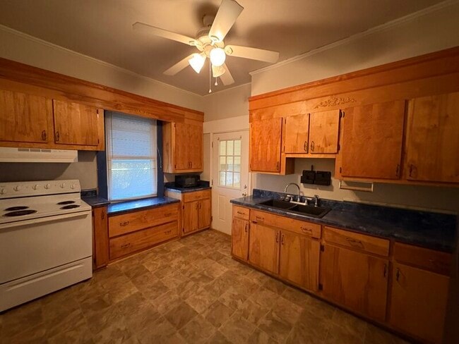 Building Photo - 315 Columbia Rd