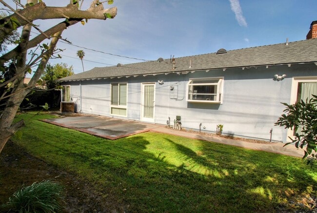 Building Photo - Charming Four Bedroom Rossmoor Home