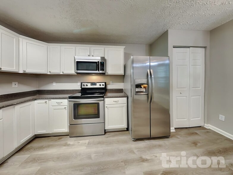 Building Photo - 1829 Elkpark Dr