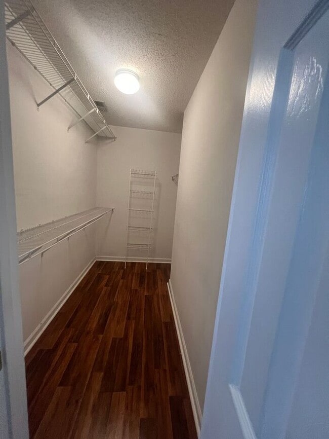 Building Photo - Breezewood Condo, 2 Brd/2bath, center of W...