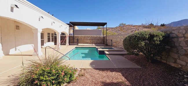 Building Photo - Stunning 4 bedroom, 2.5 bath home in West ...