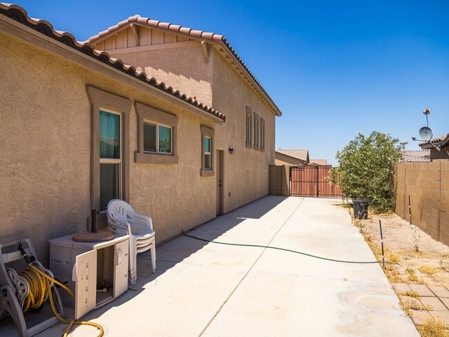 Building Photo - Furnished pool home for rent!