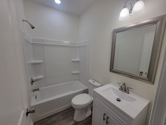 Building Photo - 2122 Circular Dr