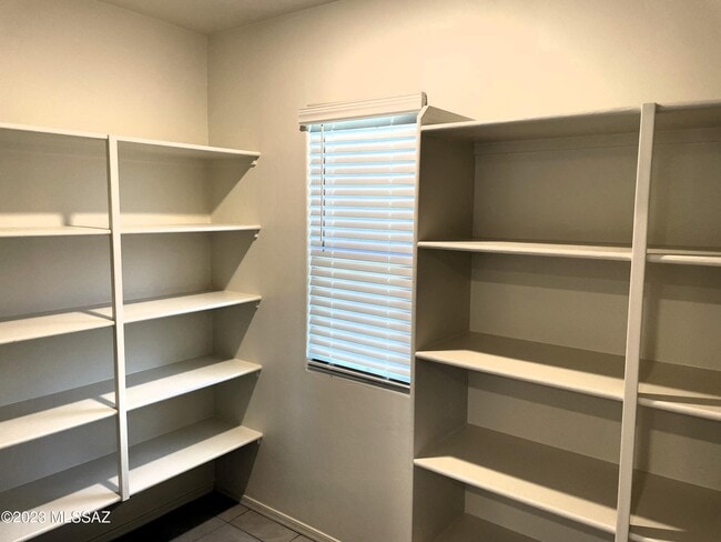 Building Photo - 1127 E Cairn St