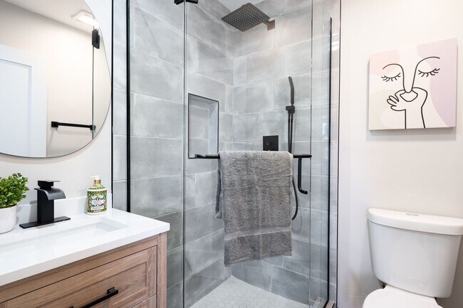 Building Photo - Fully remodeled!