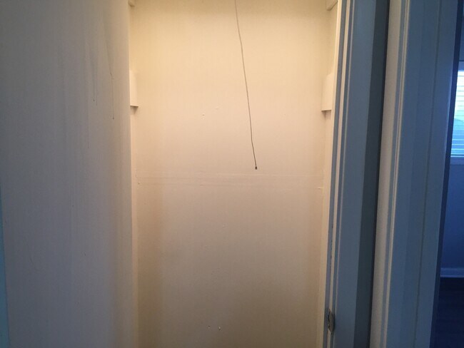 Building Photo - 407 N Carl St