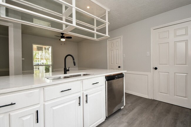 Building Photo - 14938 Mesita Dr