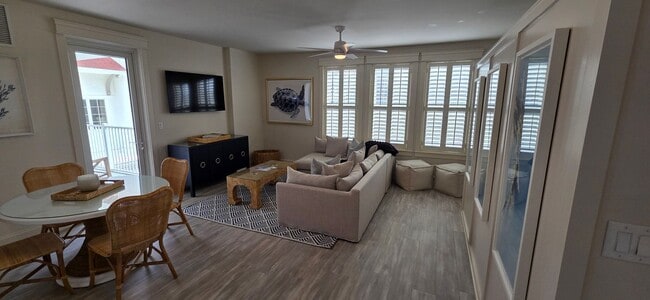 Building Photo - Recently remodeled condo near Baytown Wharf.