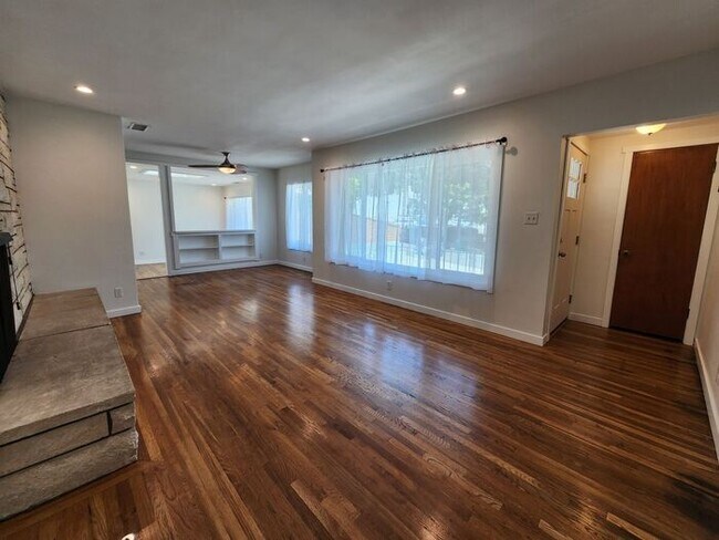 Building Photo - ** Stunning Dream 3 BD / 2 BA HOME w/ Doub...