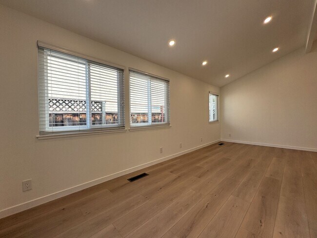 Building Photo - 3532 Rollingside Dr