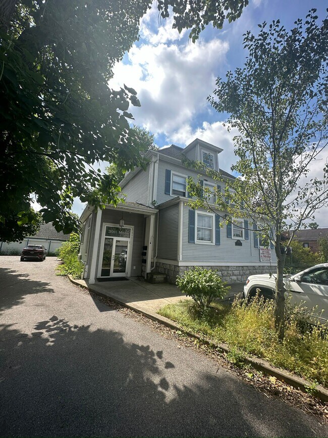 Primary Photo - 3911 Main St