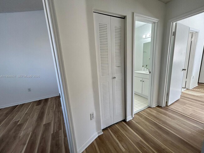 Building Photo - 6255 SW Kendale Lakes Cir