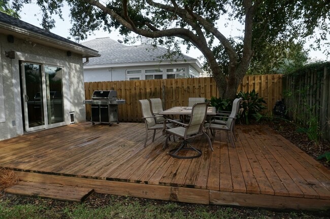 Building Photo - Beautifully Upgraded 3B/2B Unfurnished hom...