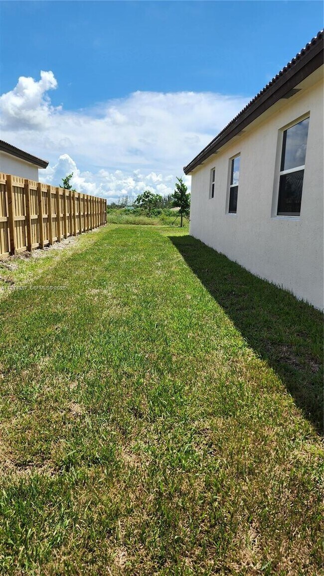 Building Photo - 2965 SE 23rd Ave