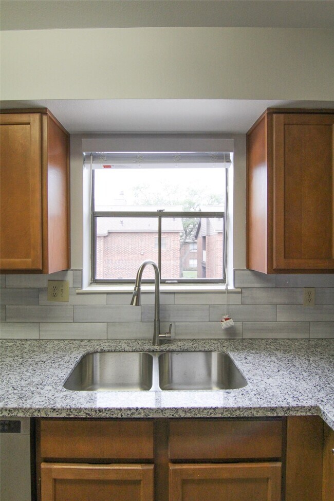 Building Photo - 3100 Walnut Bend Ln