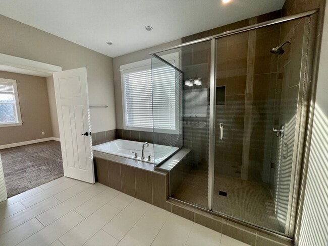 Building Photo - Beautiful Single Story Home!! 3 bed/2 bath with Open Floor Plan and Large Yard!!