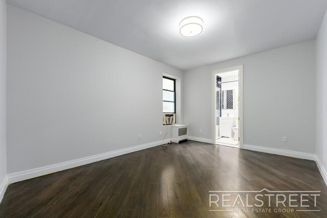 Building Photo - Huge Renovated 3 Bed 2 Bath Classic 6 in B...