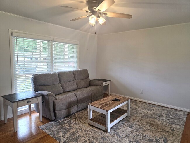Building Photo - 118 Forest Oaks Dr