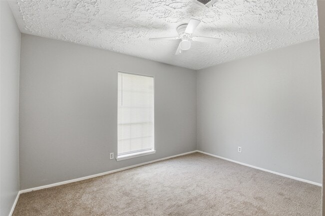 Building Photo - 6015 Knotty Post Ln