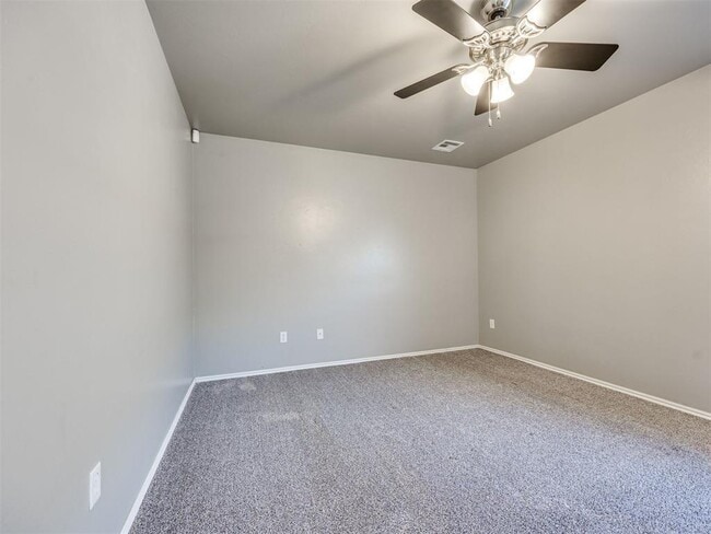 Building Photo - 609 E Linden Ln