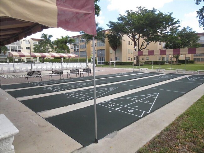 Building Photo - 2861 Somerset Dr