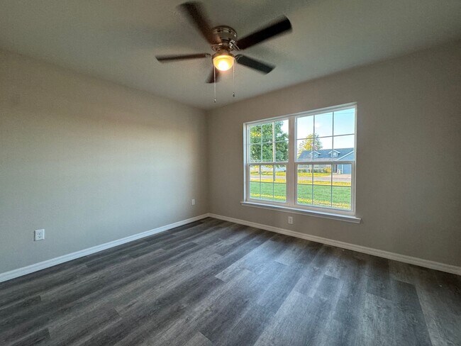 Building Photo - Desirable Silver Springs Shores - 3/2/2 **Won't Last**