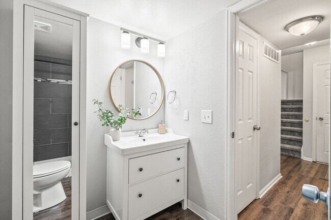 Building Photo - Spacious 3 Bedroom Townhouse-Style Condo N...
