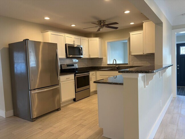 Building Photo - Freshly North St Pete 4 Bedroom Home