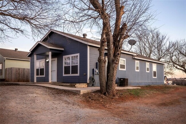 Building Photo - 915 E Perkins Ave