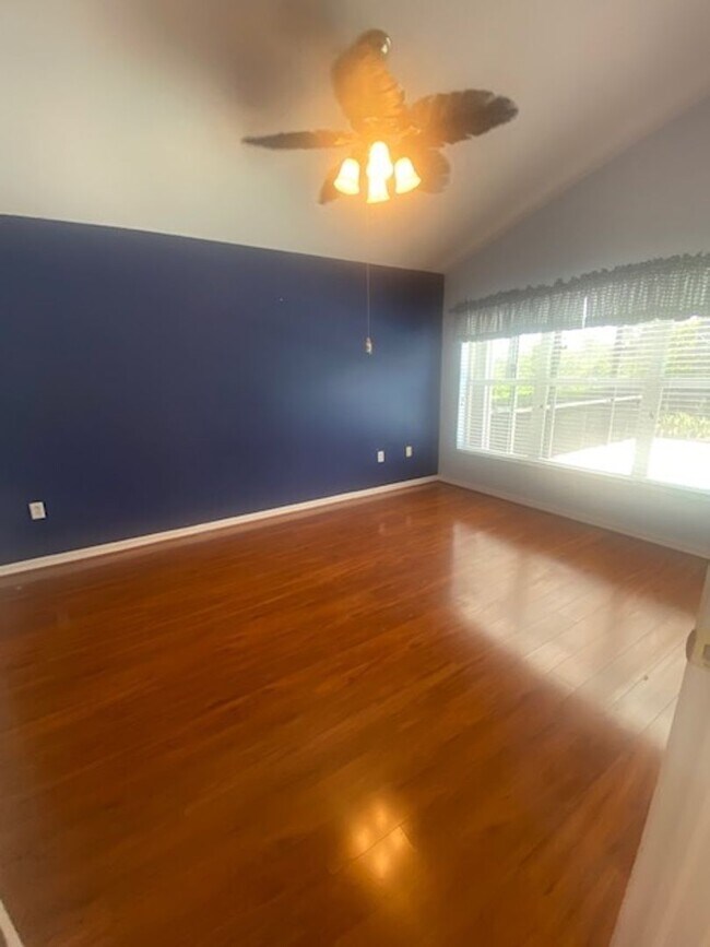 Building Photo - 3 bedroom 2 bath pool home in Colonial Cou...