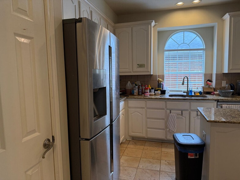 Building Photo - Room in House on Levant Ln