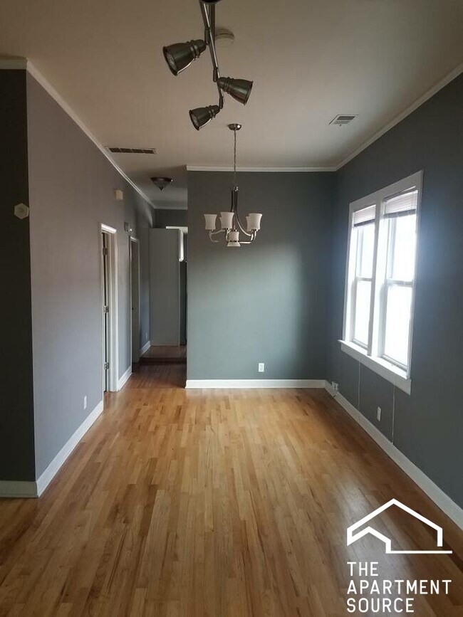 Building Photo - 1635 N Artesian Ave