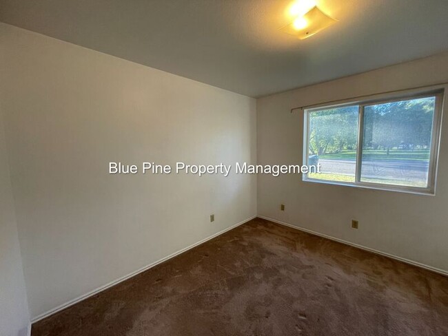 Building Photo - 570 Iona St