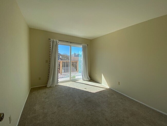 Building Photo - Spacious 3 Bed/2 Bath Duplex~ PG&E & Water...