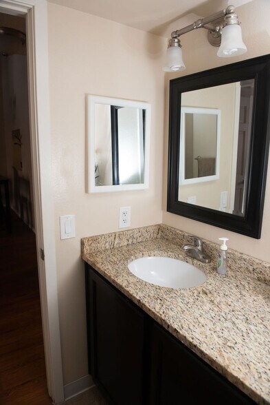 Building Photo - 534 E 7th Ave