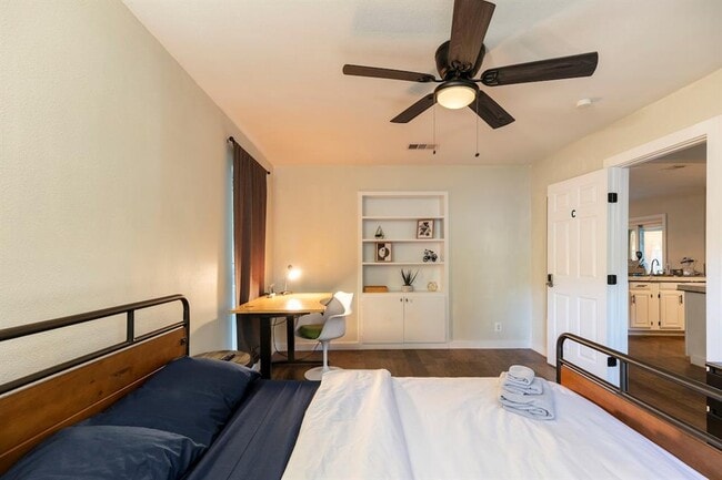 Building Photo - 1707 Deerfield Dr