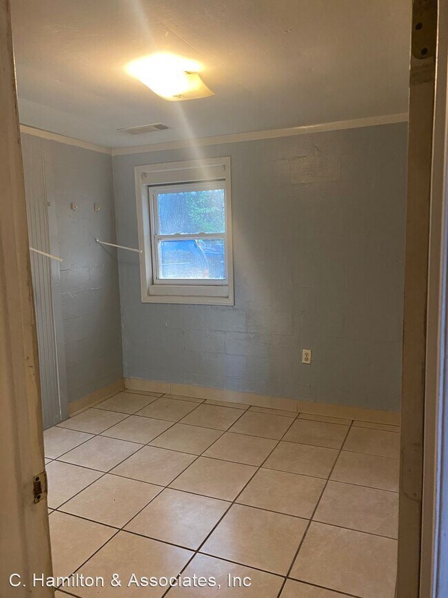 Building Photo - 2 br, 1 bath House - 150 E. Carver Dr