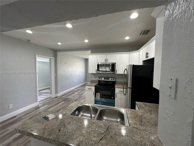 Building Photo - 1306 NW 11th Pl