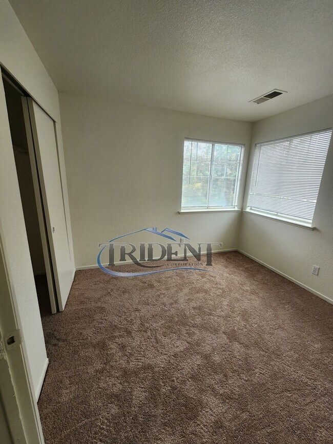 Building Photo - 3 bedroom, 2 ½ bath SOLAR home