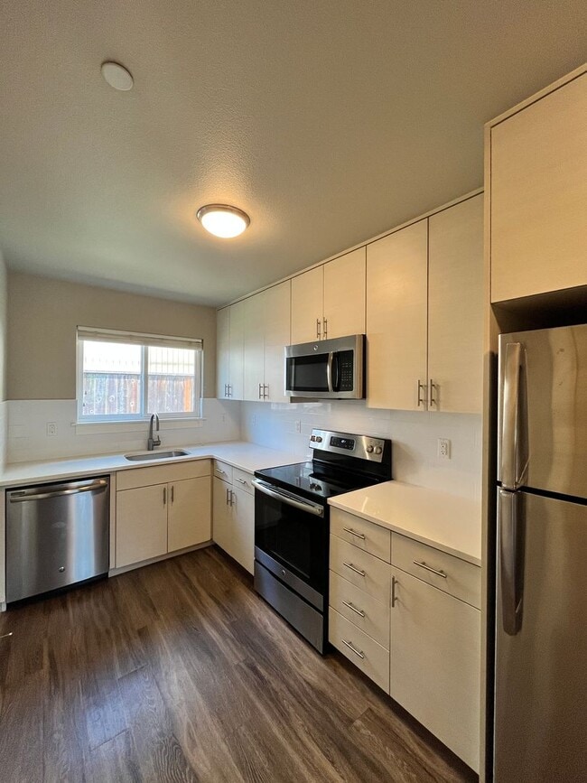 Building Photo - Modern 2-Bedroom! In-Unit Washer & Dryer, Covered Patio & Pet Friendly!