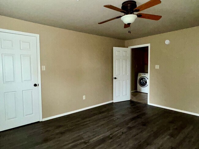 Building Photo - 705 S 5th St