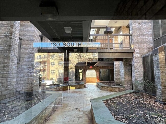 Building Photo - 130 S Middle Neck Rd