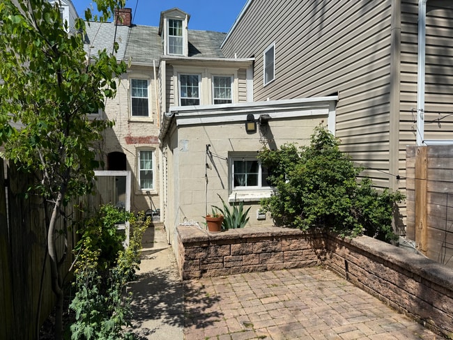 Building Photo - Beautiful 3 Bedroom Townhome in Lancaster - First Floor Washer/Dryer!